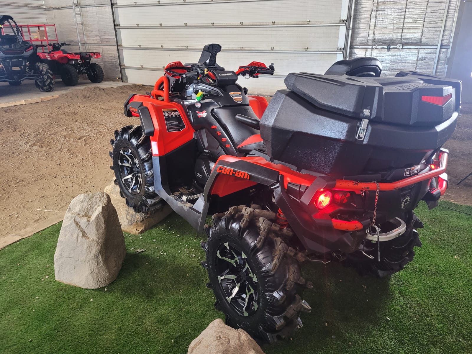 UNLEASH OFF-ROAD GREATNESS WITH THE CUSTOM-BUILT CAN-AM OUTLANDER 1000 ...